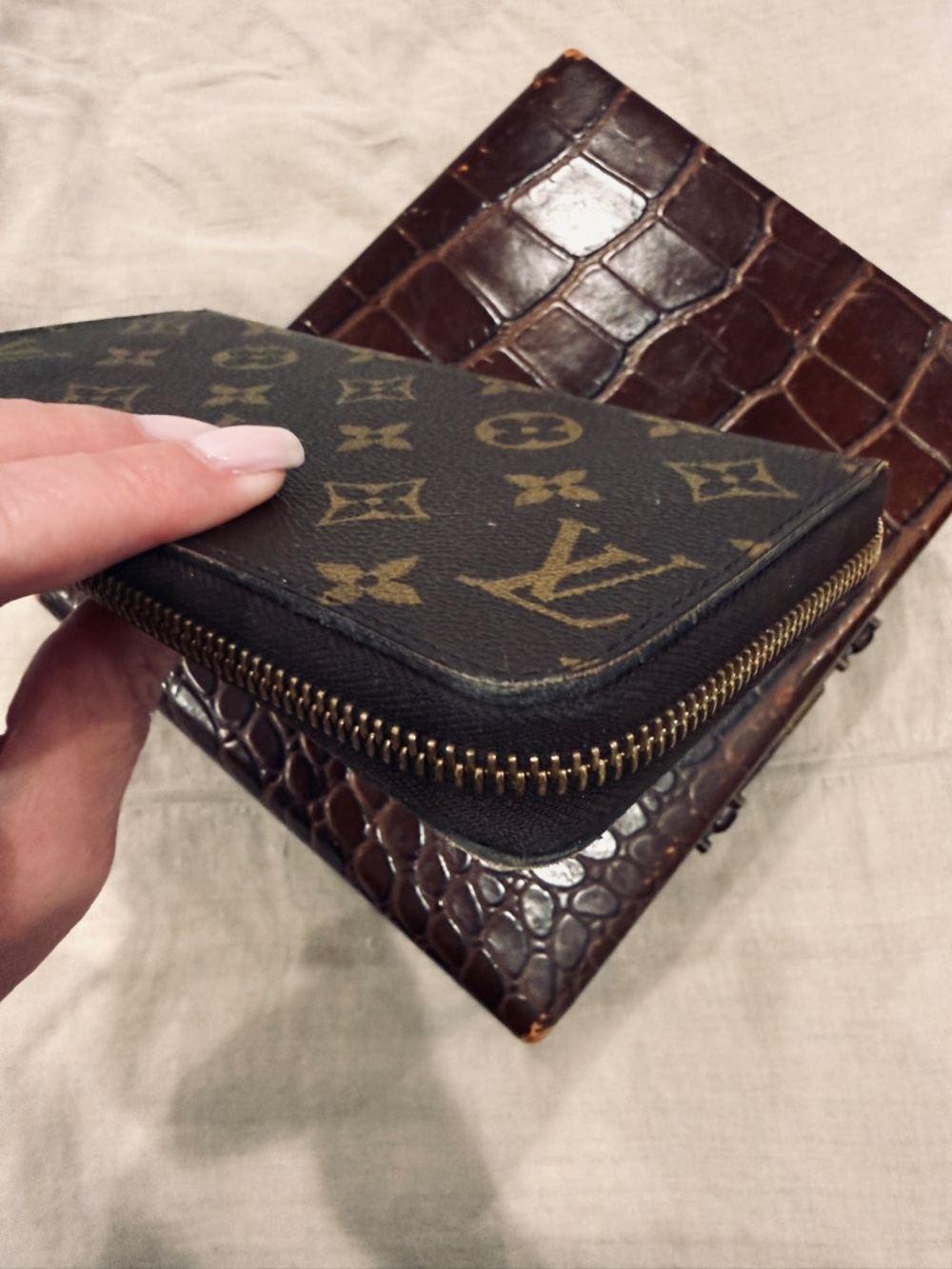 Louis Vuitton Monogram Zippy Wallet, poppy red interior. - Picture 6 of 8